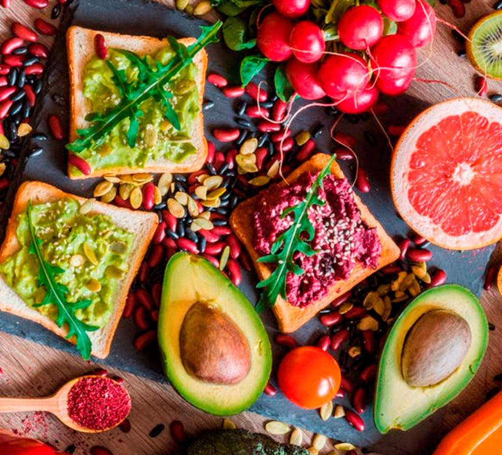 Una mesa llega de frutas y vegetales muy coloridos