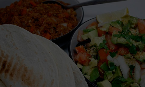 2 platos con comida vegana para rellenar unas fajitas