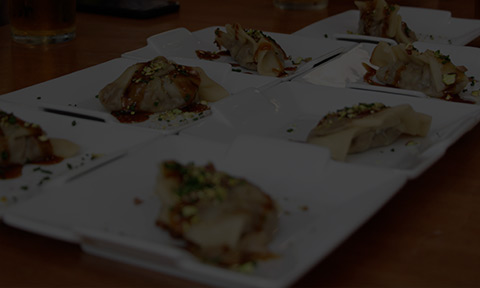 Una mesa con varias tapas veganas