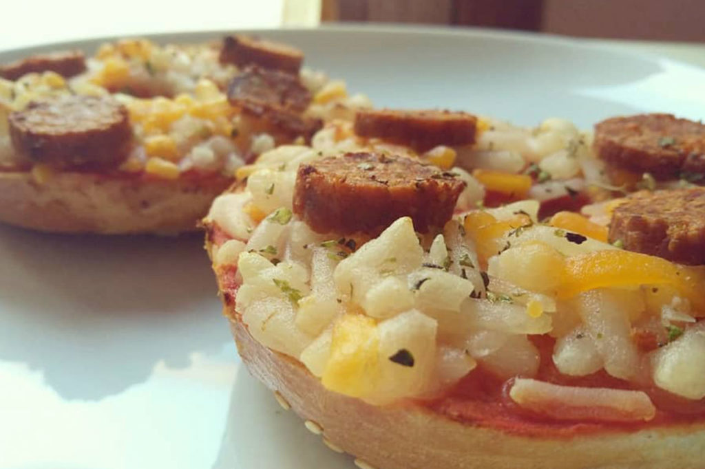 Bagel vegano salado estilo pizza vegana