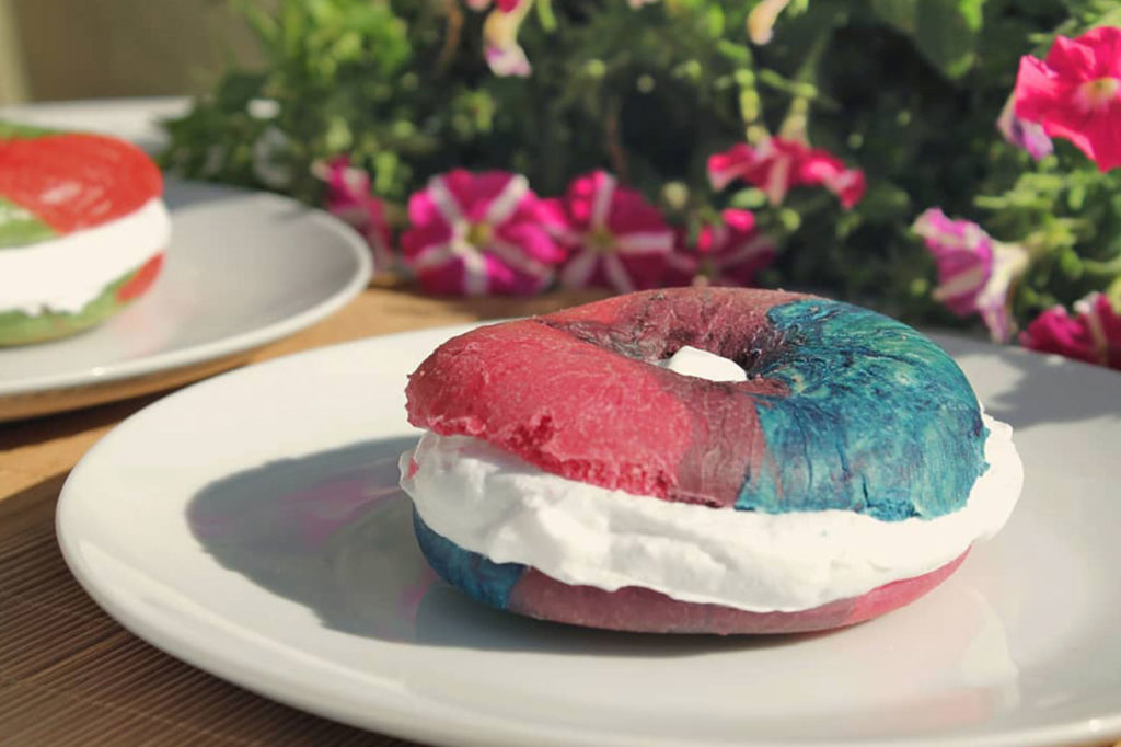Bagel vegano de dos colores rellena de algo blanco