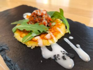 Tapa de tartar, sobrasada y coca de garbanzo